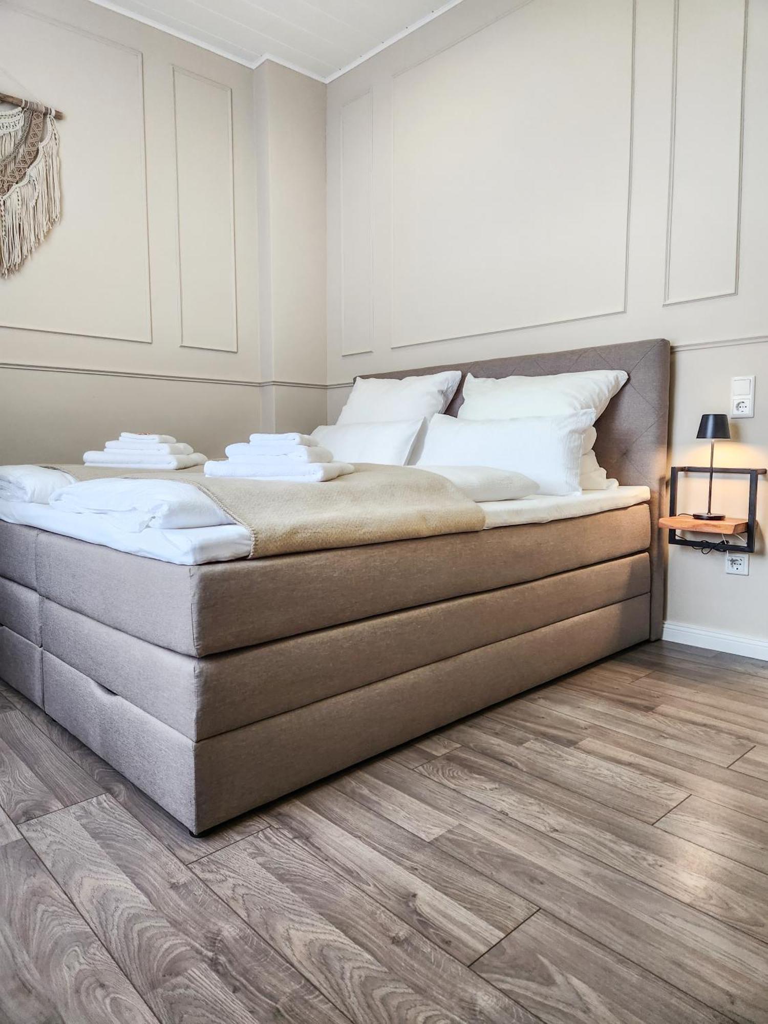 Geli Homes L1 - 2X Zimmer, 2X Kingsize Bett, 1 Bis 4 Personen, Parkplatz, Tv, Wifi, Top Kueche, Kaffee, Tee 뤼넨 외부 사진